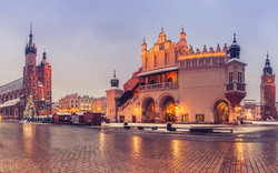 das ehemaliges Rathaus, die Marienkirche und die Tuchhalle in Krakau, Polen 