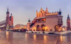 das ehemaliges Rathaus, die Marienkirche und die Tuchhalle in Krakau, Polen 