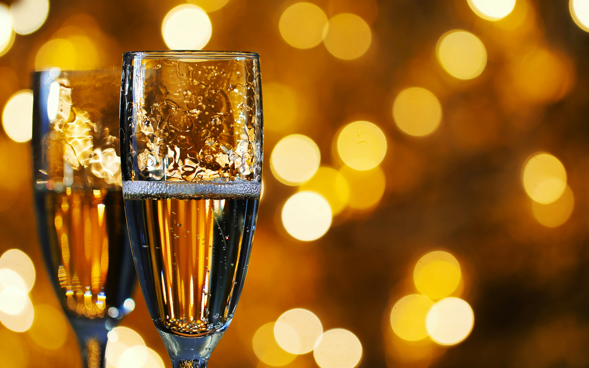 zwei Gläser Champagner auf verschwommenem Hintergrund
