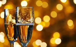 zwei Gläser Champagner auf verschwommenem Hintergrund
