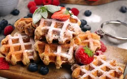 traditionelle belgische Waffeln mit frischen Beeren
