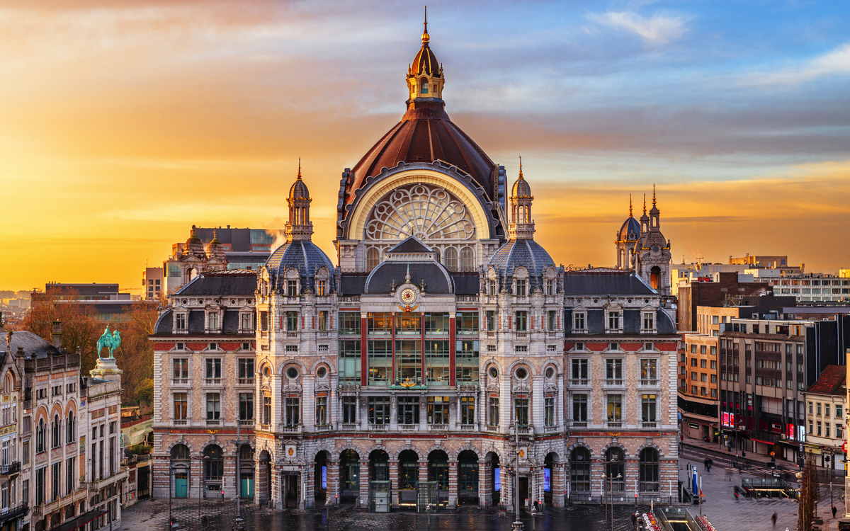 belgisches Stadtbild am Hauptbahnhof von Antwerpen