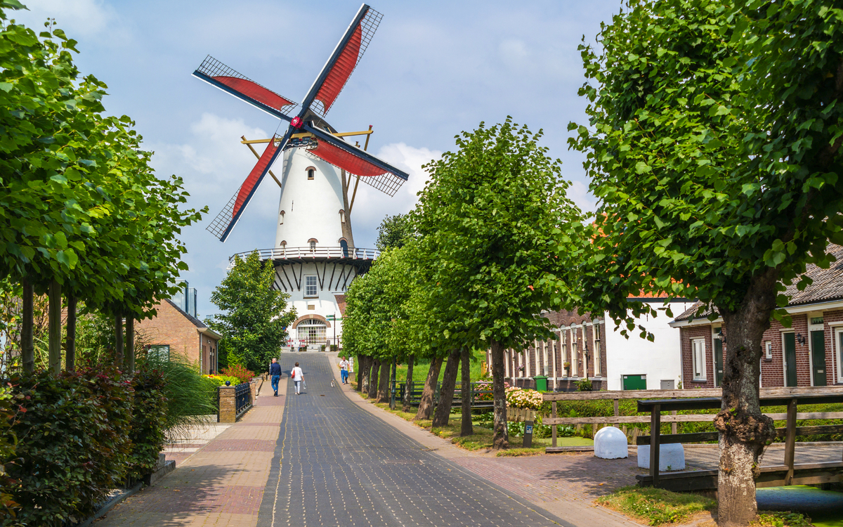 Straße in Willemstad mit einer Mühle namens „Orange“, Niederlande