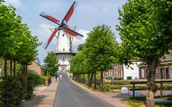 Straße in Willemstad mit einer Mühle namens „Orange“, Niederlande