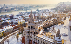 Luftaufnahme der verschneiten Fischerbastei mit der Széchenyi-Kettenbrücke in Budapest