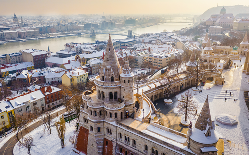 Luftaufnahme der verschneiten Fischerbastei mit der Széchenyi-Kettenbrücke in Budapest
