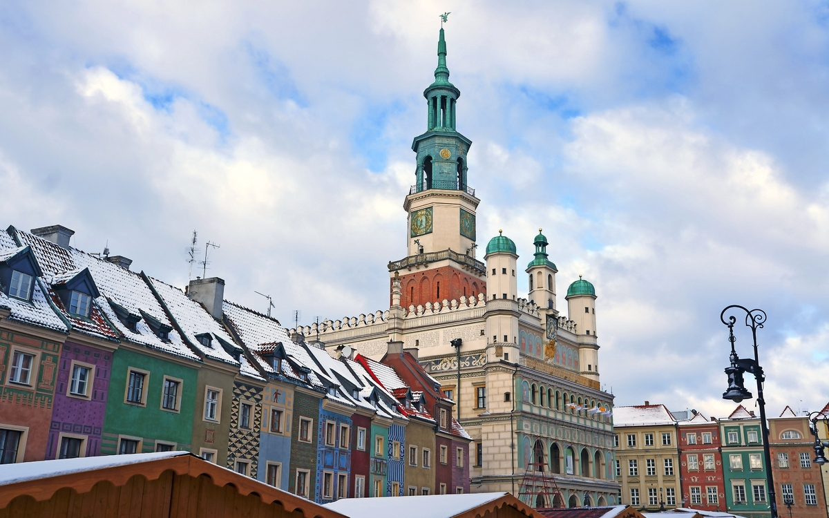 verschneiter alter Marktplatz und Rathaus in Posen, Polen