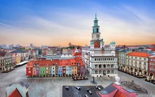  Luftaufnahme des Rynek-Platzes mit kleinen bunten Häusern und dem alten Rathaus in Posen