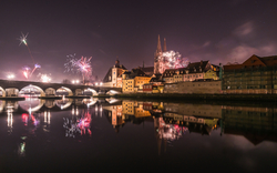 Silvester-Feuerwerk in Regensburg mit Blick auf den Dom und die steinerne Brücke