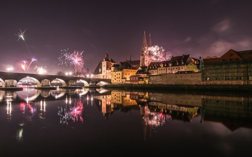 Silvester-Feuerwerk in Regensburg mit Blick auf den Dom und die steinerne Brücke