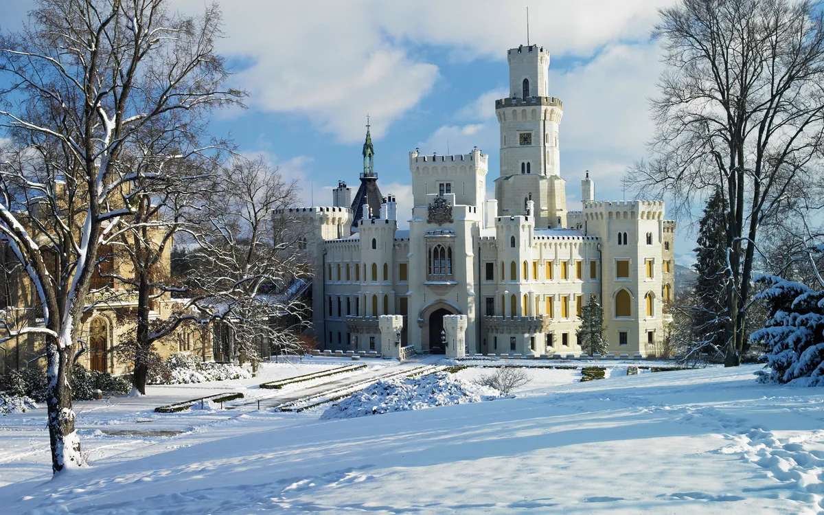 winterliches Schloss Hluboká nad Vltavou