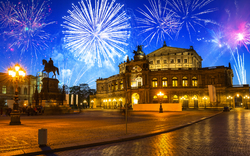 Neujahrsfeuerwerk über der Semperoper in Dresden