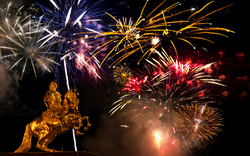 Feuerwerk über dem Goldenen Reiter von Dresden