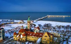 verschneiter Strand und Pier in Sopot in der Winterdämmerung