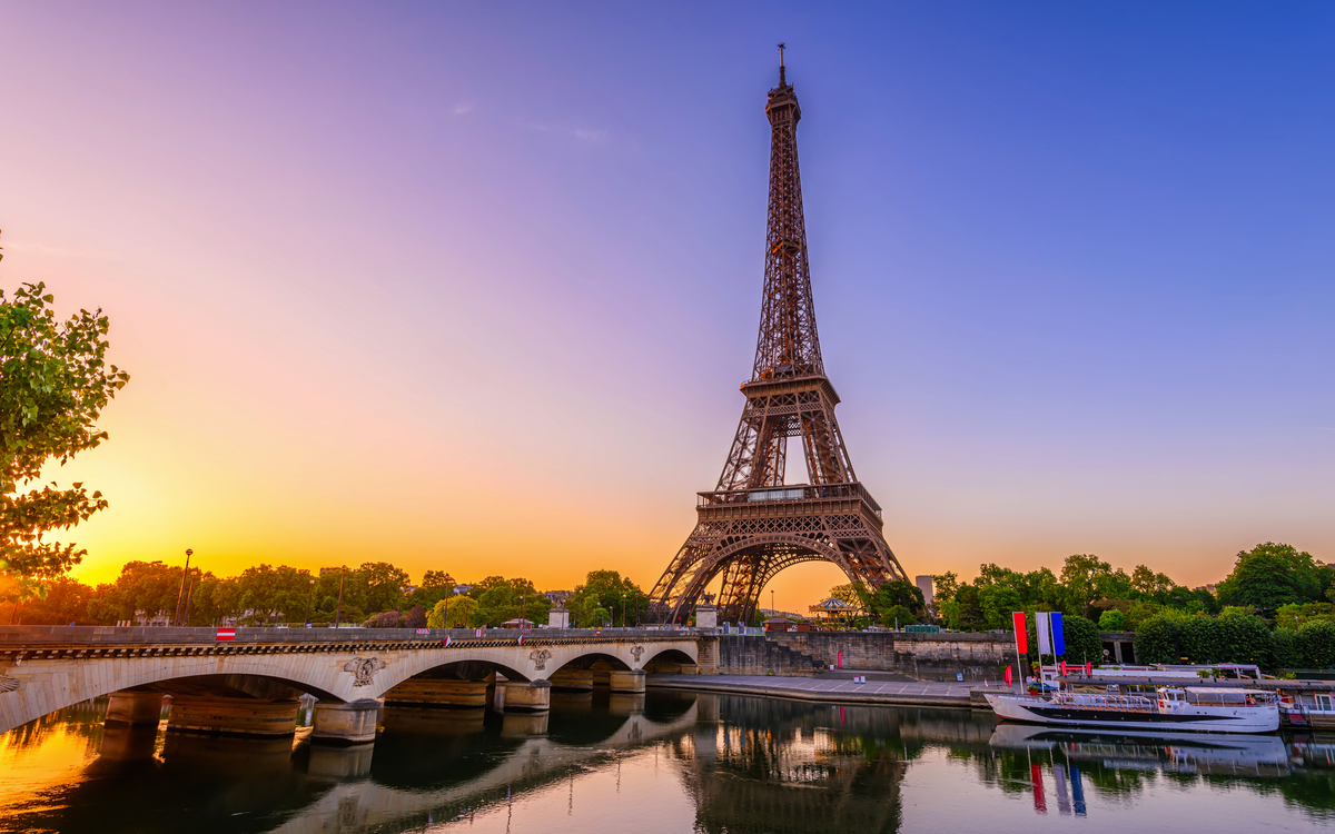Blick auf den Eiffelturm und die Seine bei Sonnenaufgang in Paris