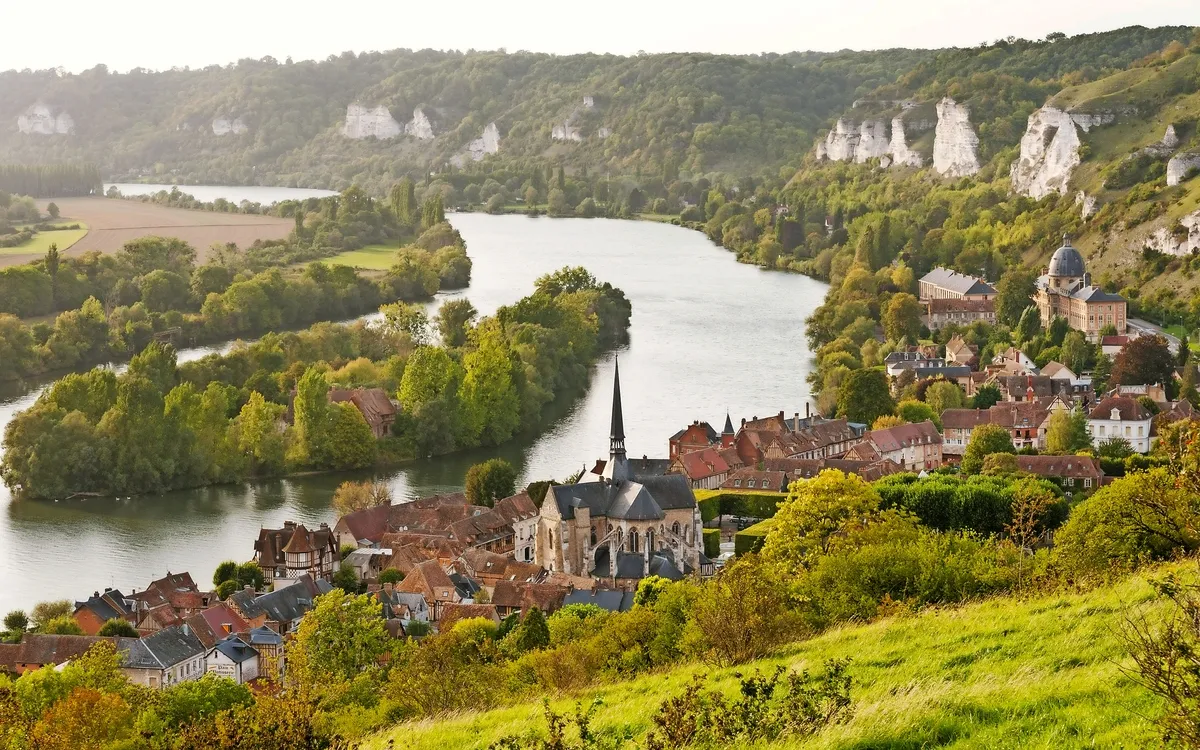 Les Andelys am Ufer der Seine in Frankreich