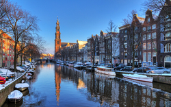 Westerkerk und Prinsengracht im winterlichen Amsterdam, Niederlande