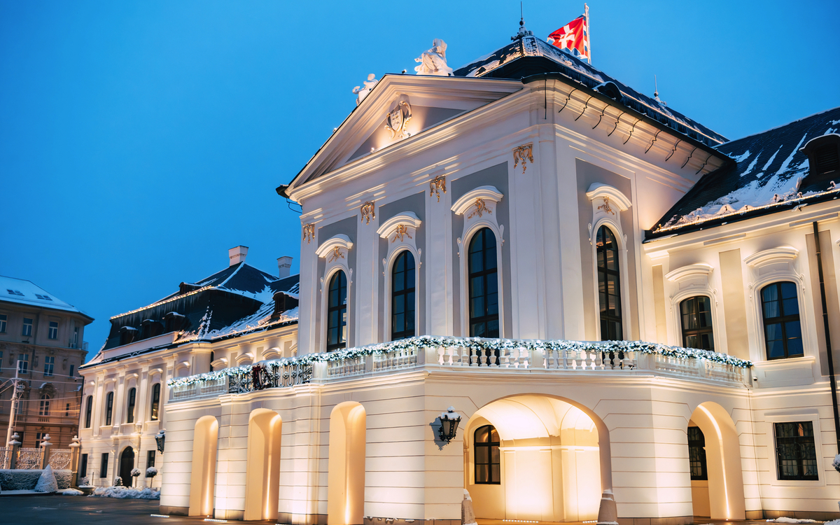 der Grassalkovich-Palast, der Präsidentenpalast der Slowakei in Bratislava, bedeckt von Schnee 