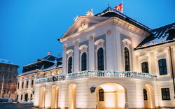 der Grassalkovich-Palast, der Präsidentenpalast der Slowakei in Bratislava, bedeckt von Schnee 