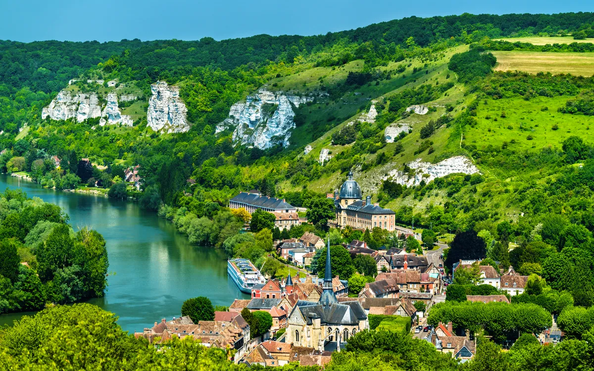 Les Andelys am Ufer der Seine in Frankreich