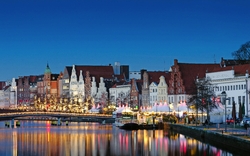 Lübeck, Weihnachtsstimmung auf der Obertrave mit historischen Fassaden.