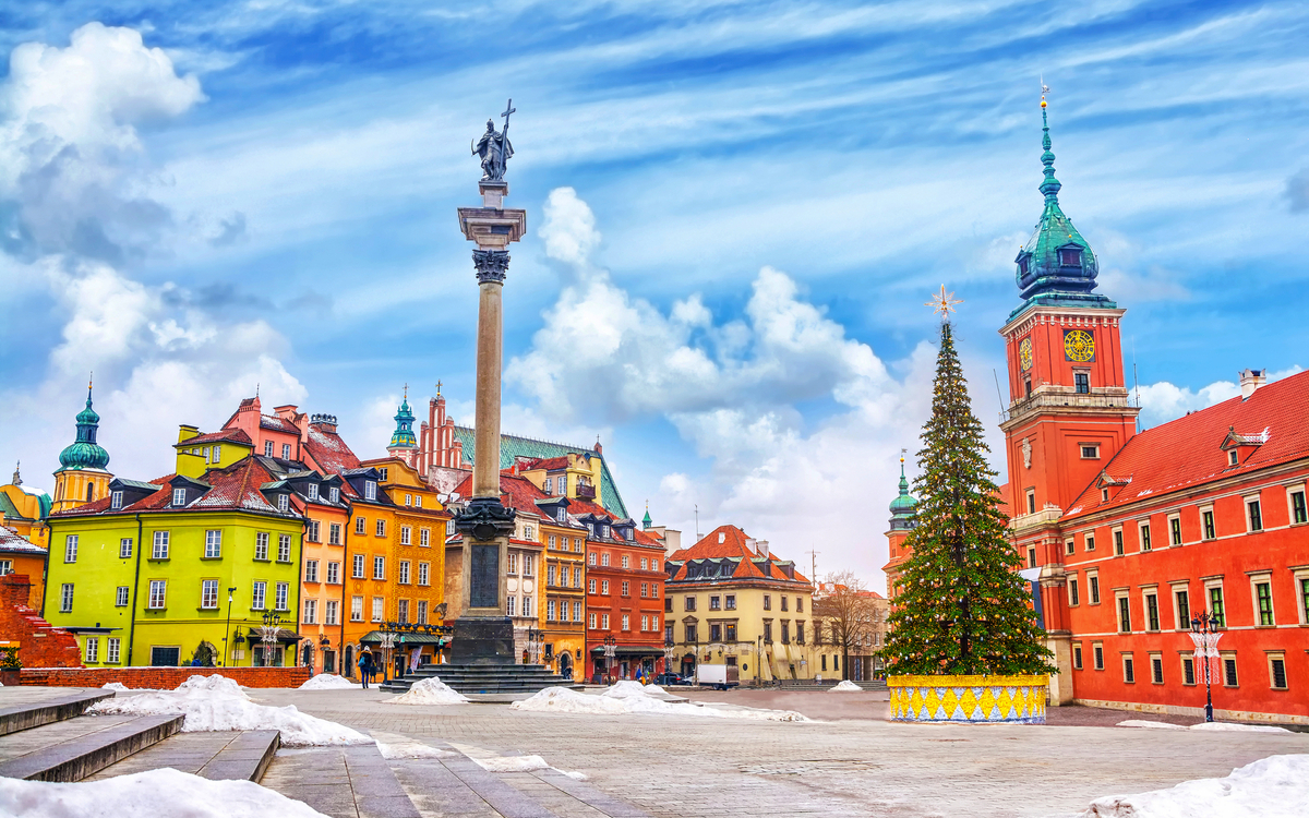 Königliches Schloss, bunte Stadthäuser und Sigismundssäule in der Altstadt von Warschau an einem Weihnachtstag