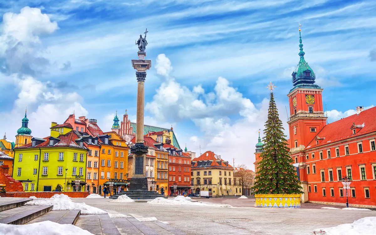 Königliches Schloss, bunte Stadthäuser und Sigismundssäule in der Altstadt von Warschau an einem Weihnachtstag