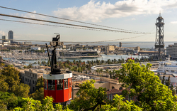 historische rote Seilbahnkabine mit Blick auf den Hafen und das Panorama der Stadt Barcelona
