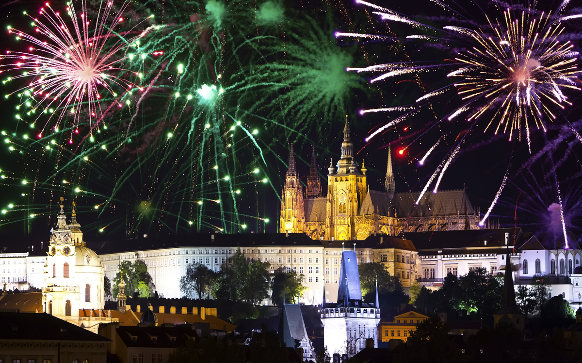 Feuerwerk über der Kathedrale des Heiligen Vitus in Prag, Tschechien 