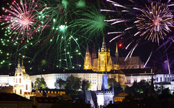 Feuerwerk über der Kathedrale des Heiligen Vitus in Prag, Tschechien 