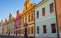 historische Gebäude in der Soukenická- und der Karla-Tomana-Straße in Hradec Králové