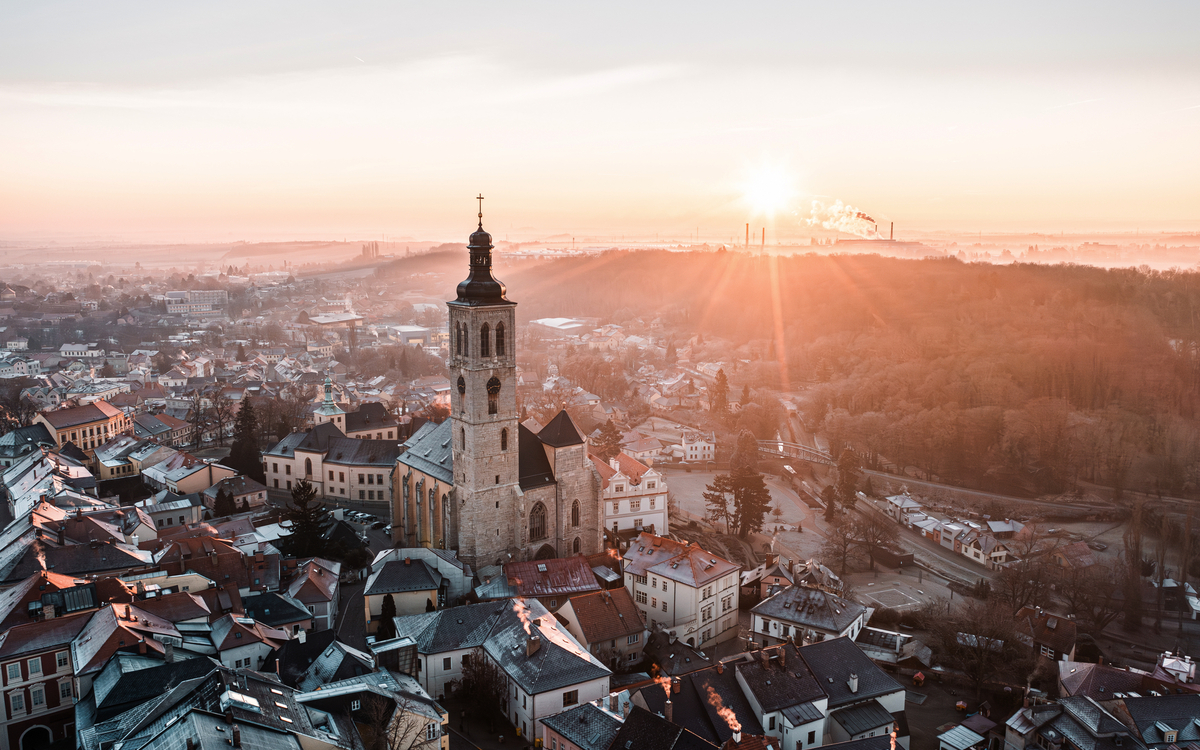 Luftaufnahme von Kutná Hora bei Sonnenaufgang