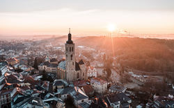 Luftaufnahme von Kutná Hora bei Sonnenaufgang