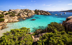 Cala Coticcio Beach auf der Insel La Maddalena vor der Nordostküste Sardiniens