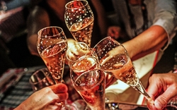 Anstoßen mit Sekt