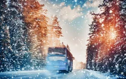 Bus auf Asphaltstraße an einem schönen Wintertag auf dem Land bei Schneefall