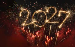 Neujahr 2027: Leuchtende Wunderkerzen-Ziffern mit farbenfrohem Feuerwerk vor dem Abendhimmel für Grußkarten, Einladungsdesigns und festliche Werbematerialien