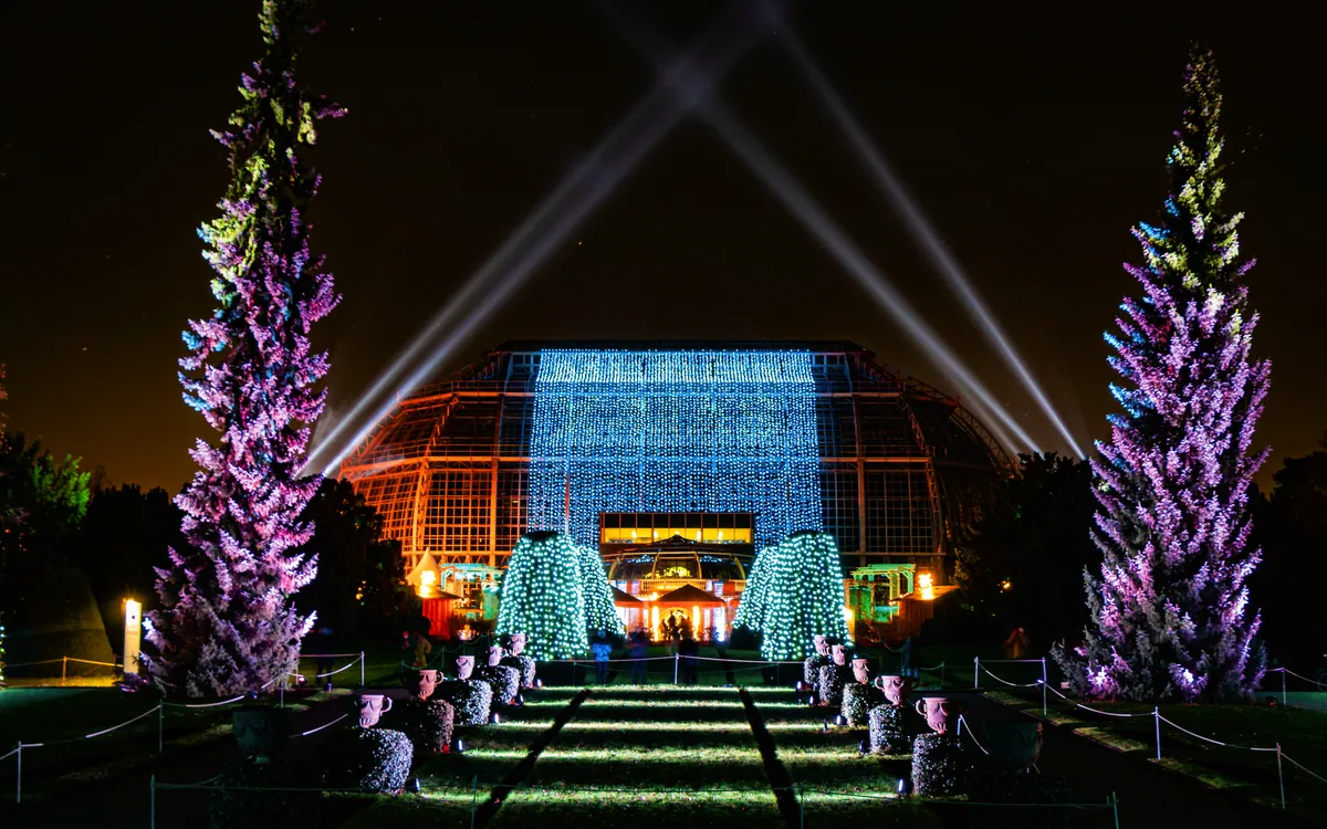 Großes Tropenhaus im Botanischen Garten von Berlin-Dahlem zur Weihnachtszeit, Deutschland