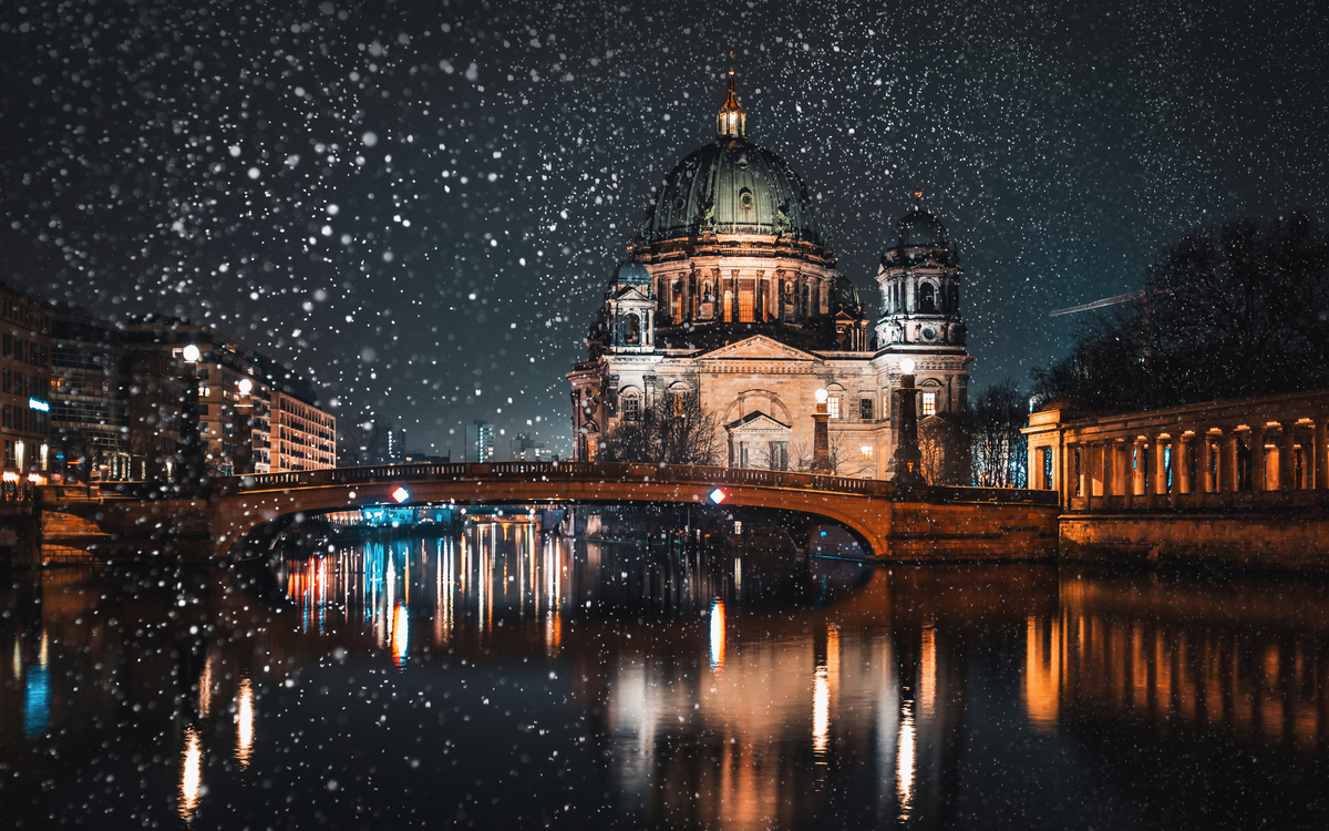 verschneiter Berliner Dom und Friedrichsbrücke im Winter, Deutschland