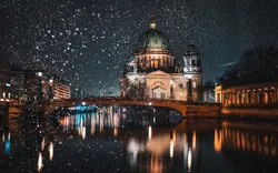 verschneiter Berliner Dom und Friedrichsbrücke im Winter, Deutschland