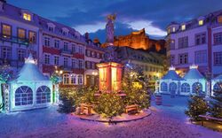 Weihnachtsmarkt auf dem Kornmarkt in Heidelberg, Deutschland