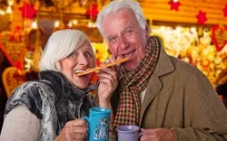Gäste auf einem Weihnachtsmarkt