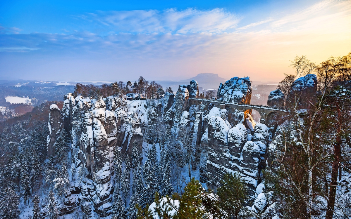 winterliche Felsformation Bastei in der Sächsischen Schweiz, Deutschland
