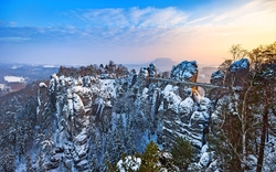 winterliche Felsformation Bastei in der Sächsischen Schweiz, Deutschland