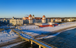 Seebrücke und Kurhaus von Binz im Winter