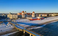 Seebrücke und Kurhaus von Binz im Winter