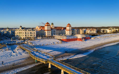 Seebrücke und Kurhaus von Binz im Winter