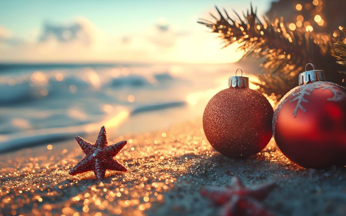 Weihnachtsschmuck am exotischen Sandstrand vor dem Hintergrund des Ozeans