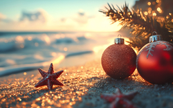 Weihnachtsschmuck am exotischen Sandstrand vor dem Hintergrund des Ozeans