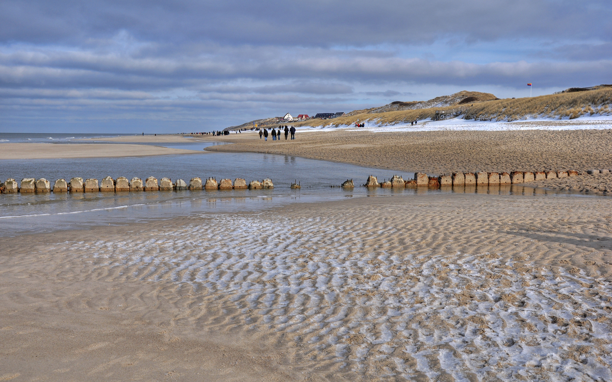 Wanderung am Strand im Winter auf Sylt nach Wenningstedt,